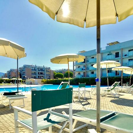 Isa-Apartments 4 Beds In Residence With Swimming-Pool In San Vincenzo, Just 600 Meters From The Sea Bagian luar foto