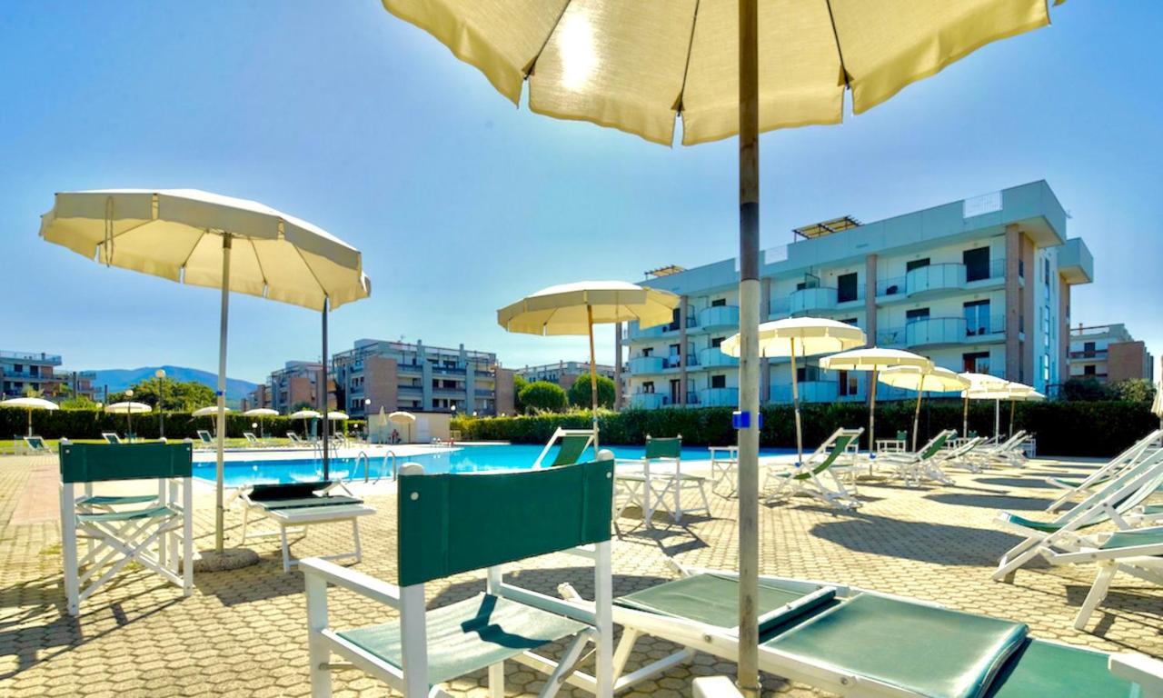 Isa-Apartments 4 Beds In Residence With Swimming-Pool In San Vincenzo, Just 600 Meters From The Sea Bagian luar foto